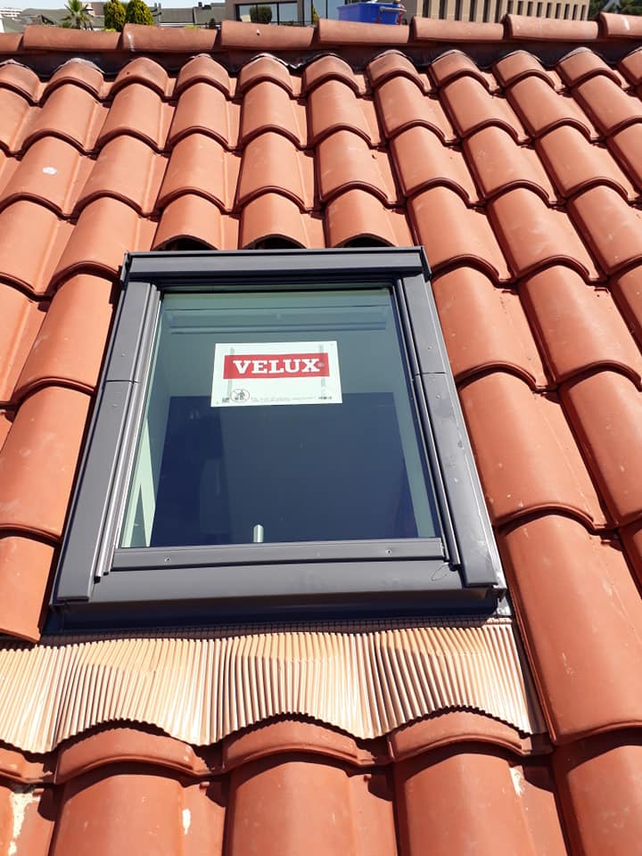 Pose d’une fenêtre de toit Velux par un couvreur à Aubagne