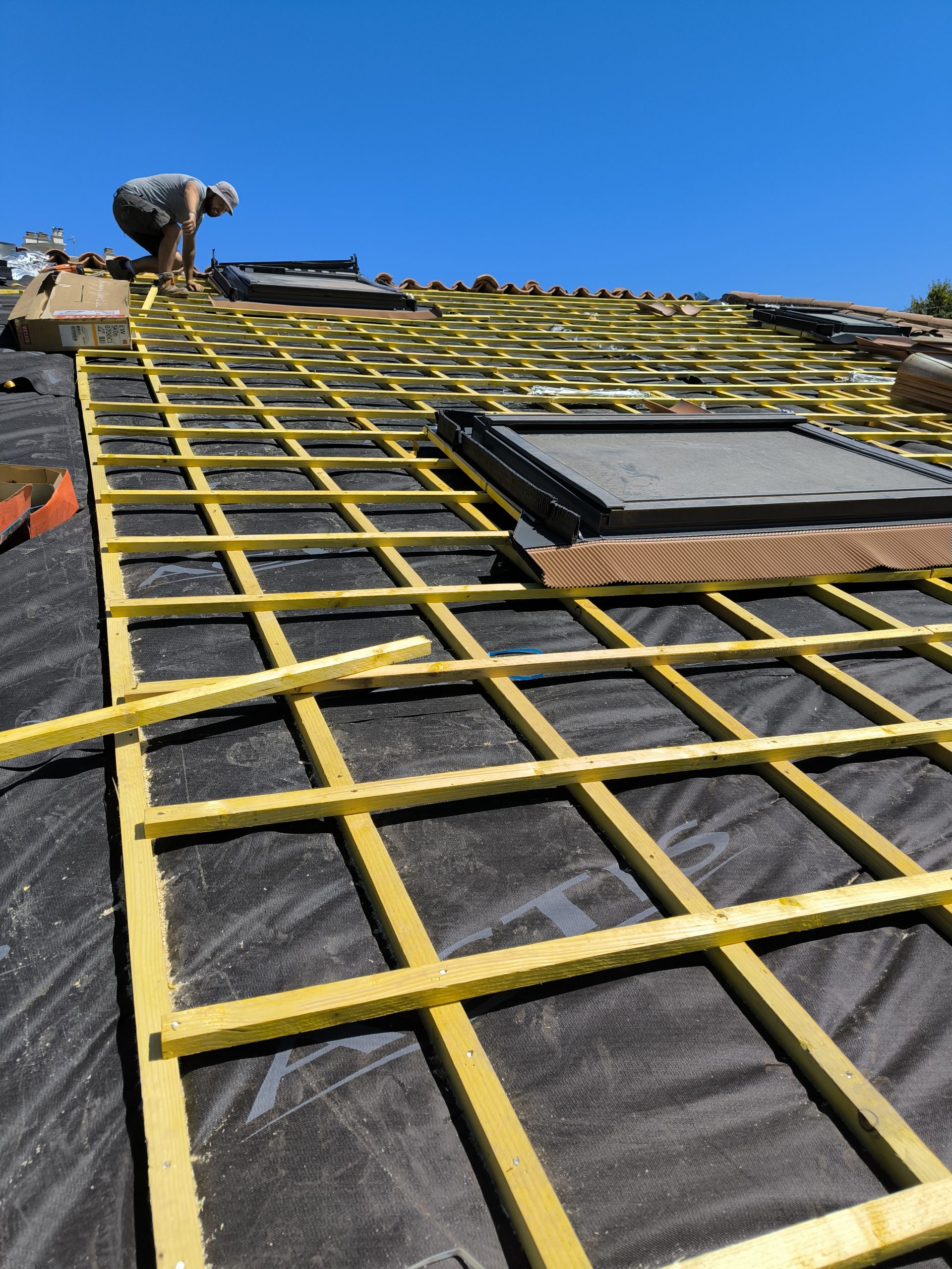 Rénovation de toiture en cours avec pose de Velux par un couvreur à Aubagne