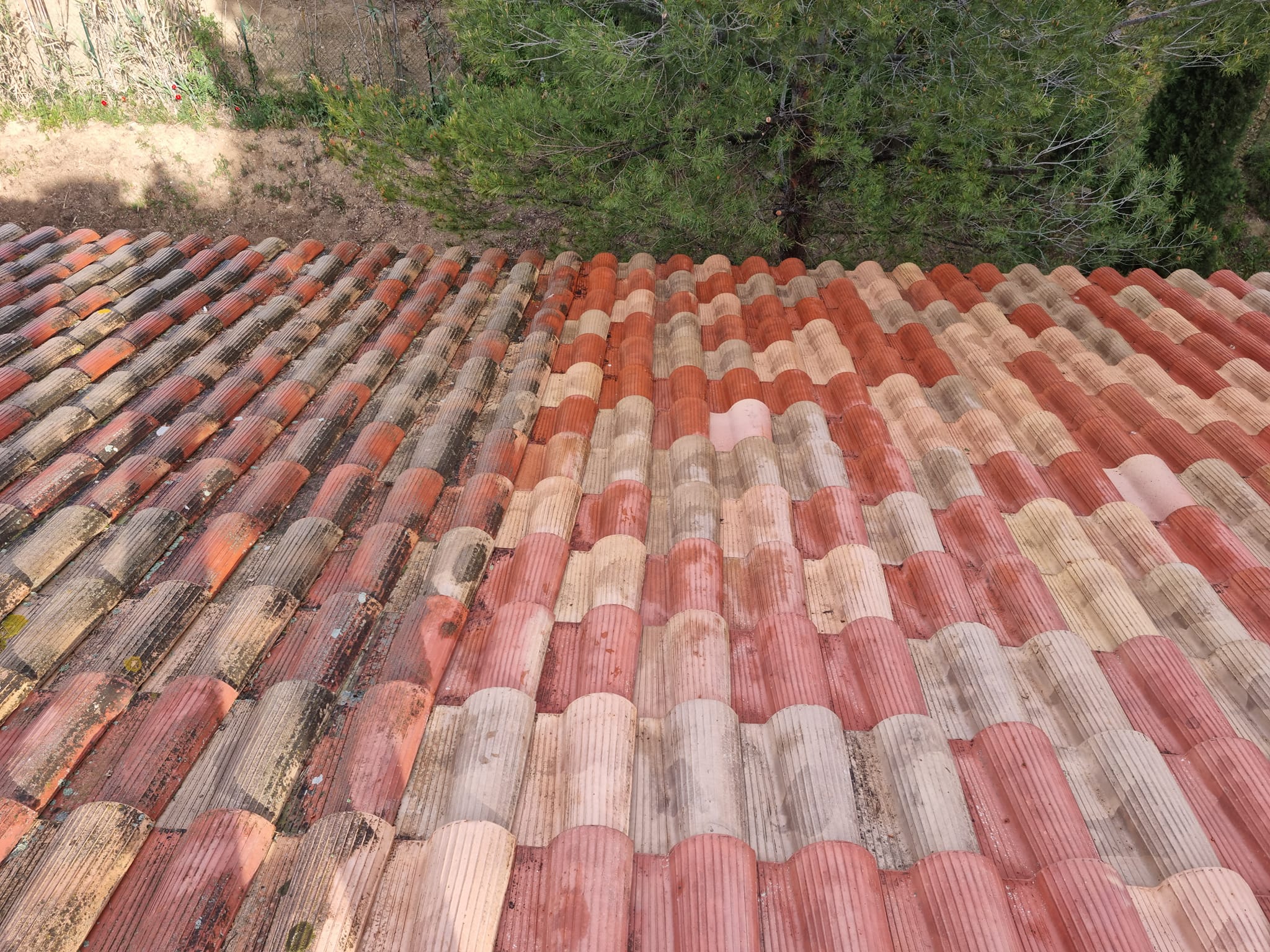 Nettoyage de toiture en tuiles réalisé par un couvreur à Auriol