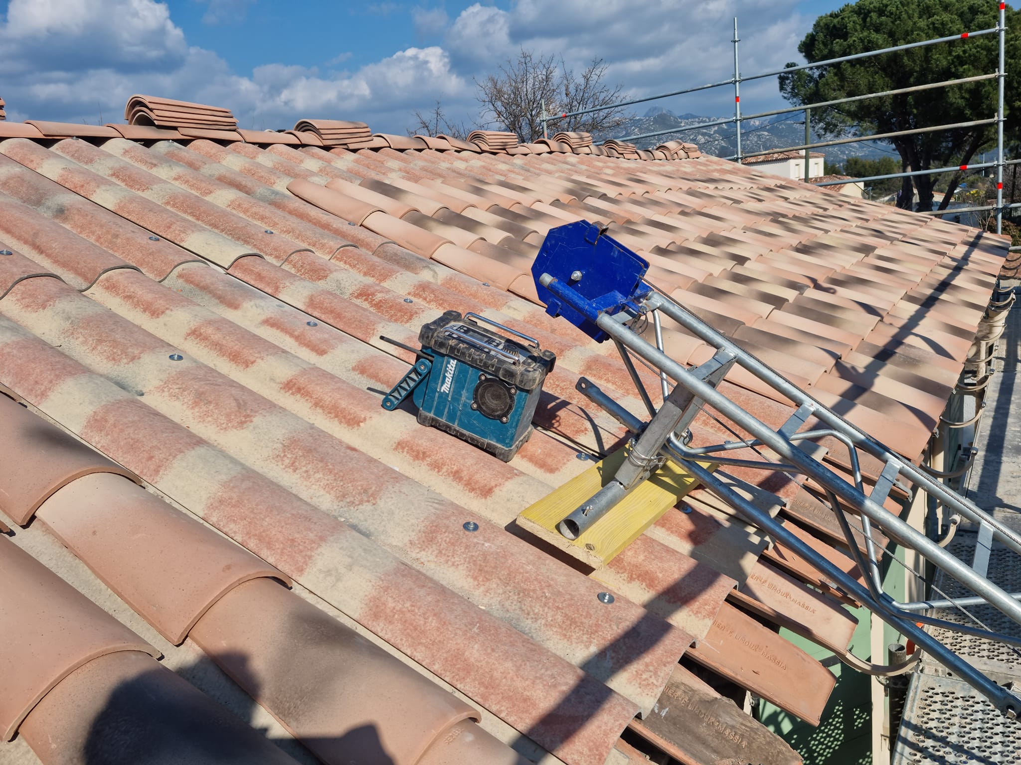 Travaux de toiture en tuiles par un couvreur à Auriol