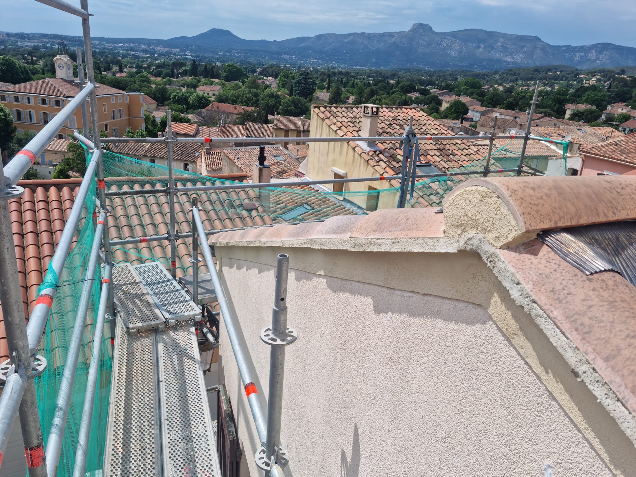 Travaux de rives et toiture par un couvreur à Gémenos
