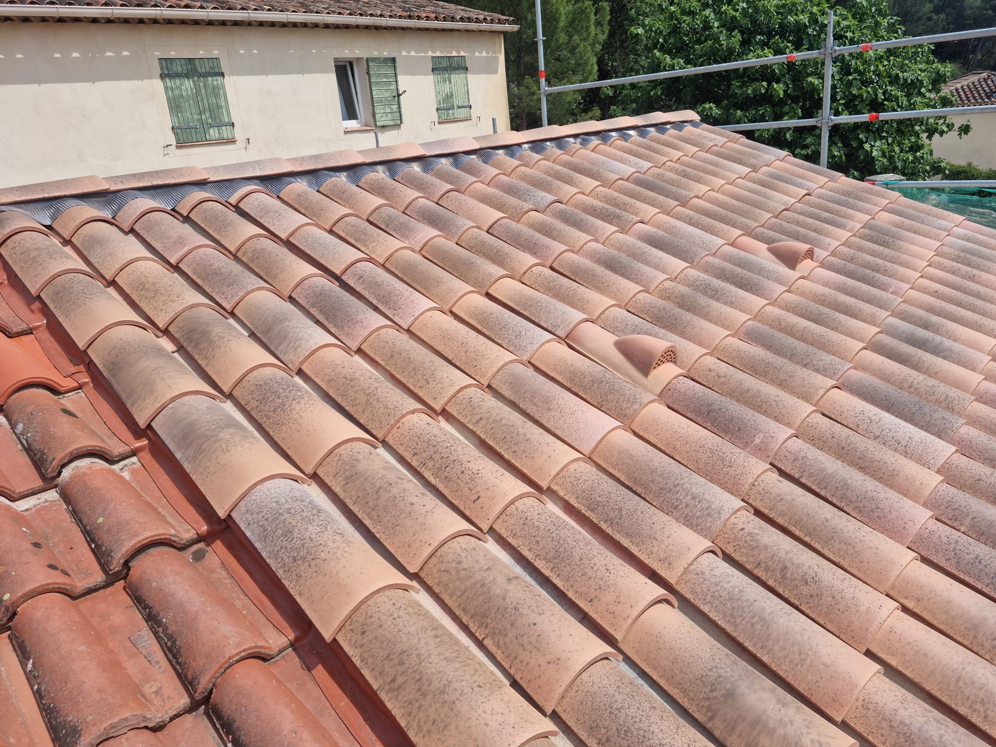 Rénovation de toiture en tuiles par un couvreur à Gémenos