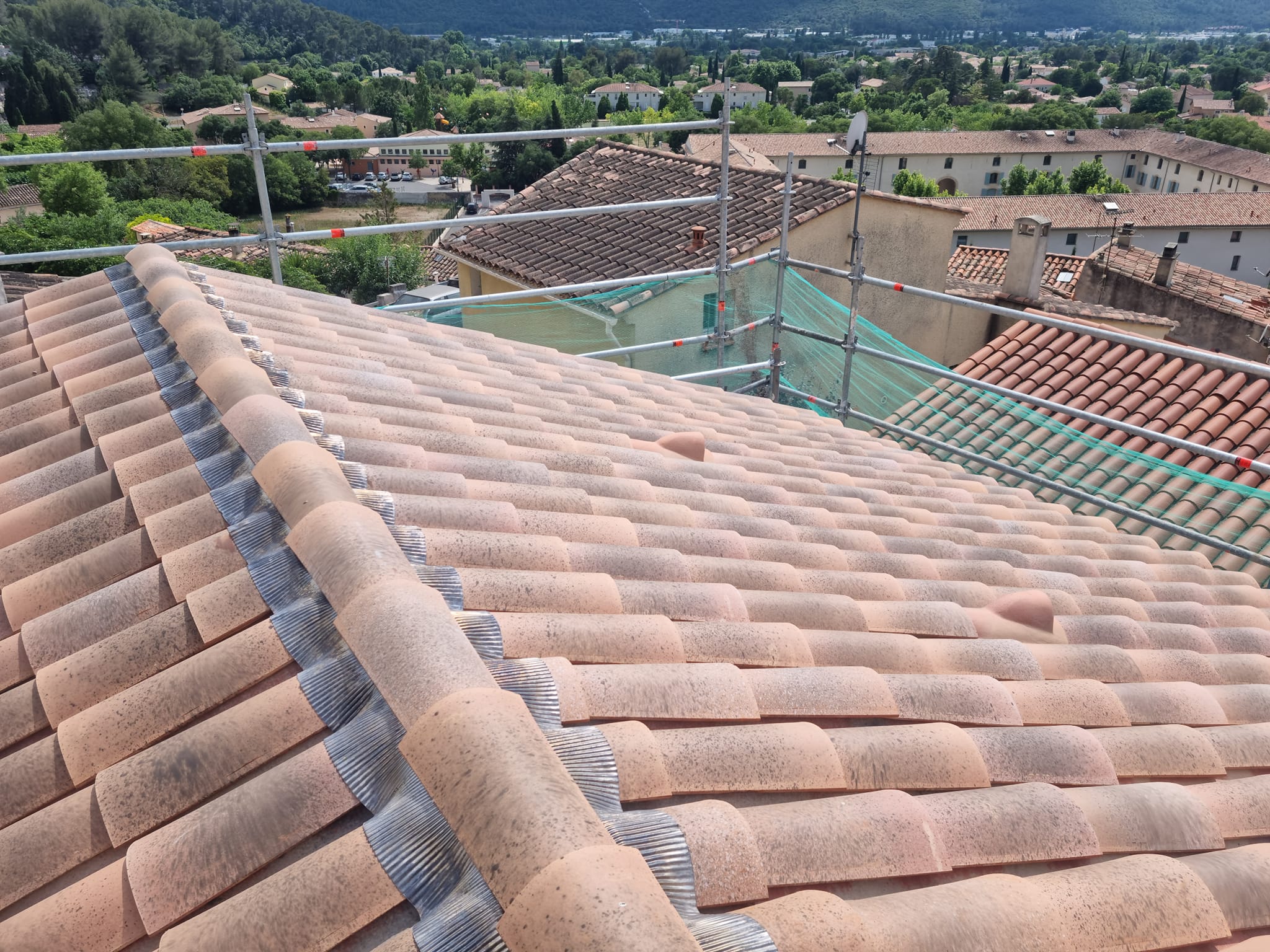 Travaux de toiture en cours par un couvreur à Gémenos