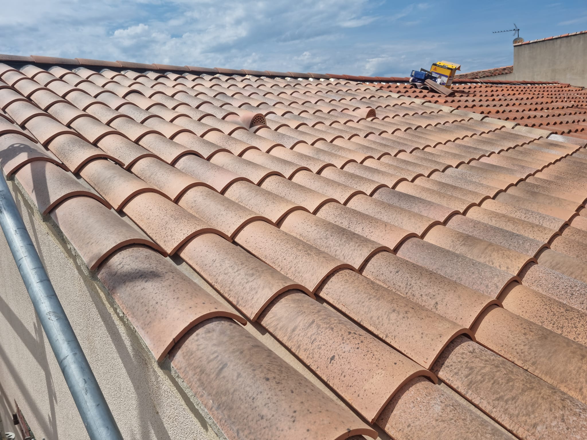 Toiture en tuiles rénovée par un couvreur à Gémenos