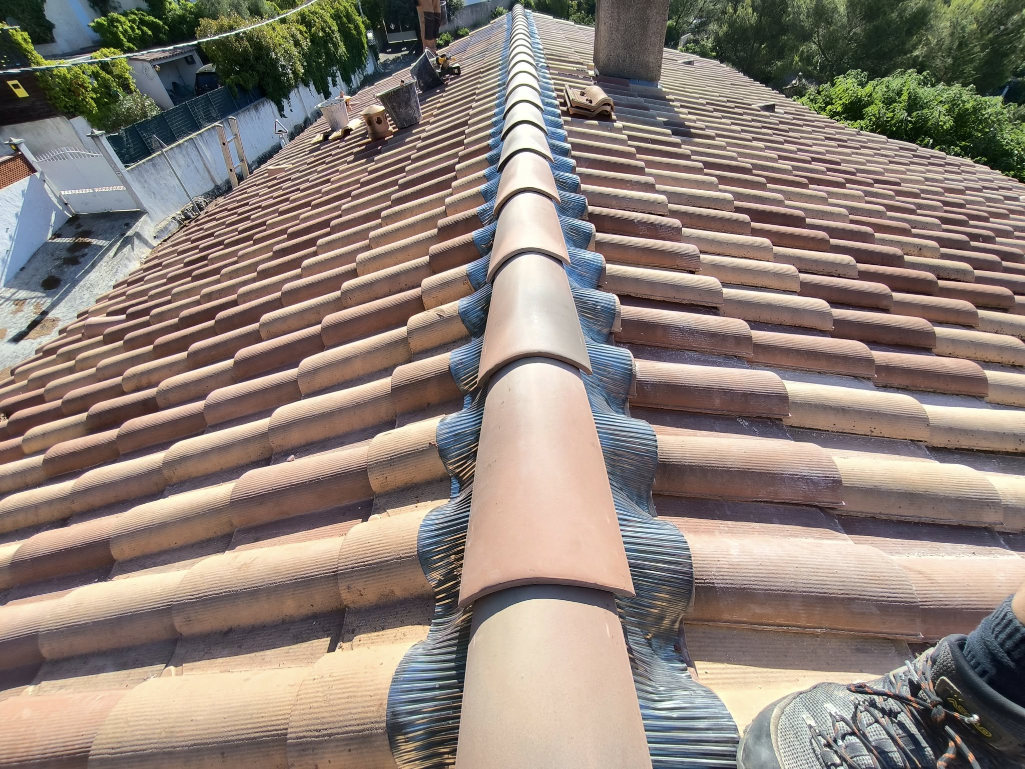 Faîtage de toiture en tuiles réalisé par un couvreur à Aubagne