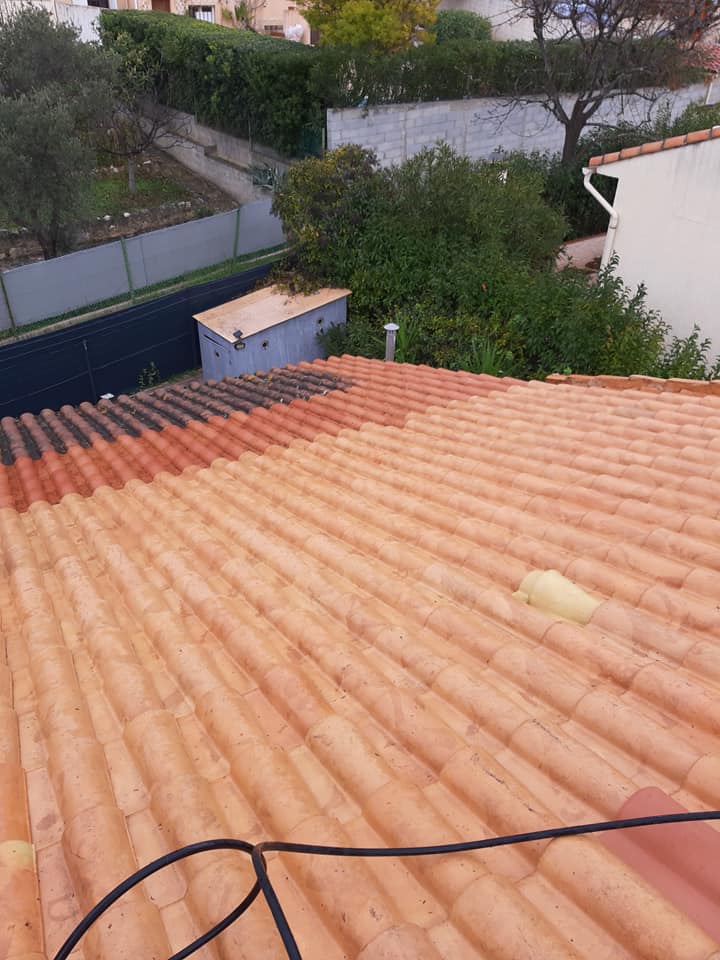 Toiture en tuiles rénovée par une entreprise de couverture à Gémenos