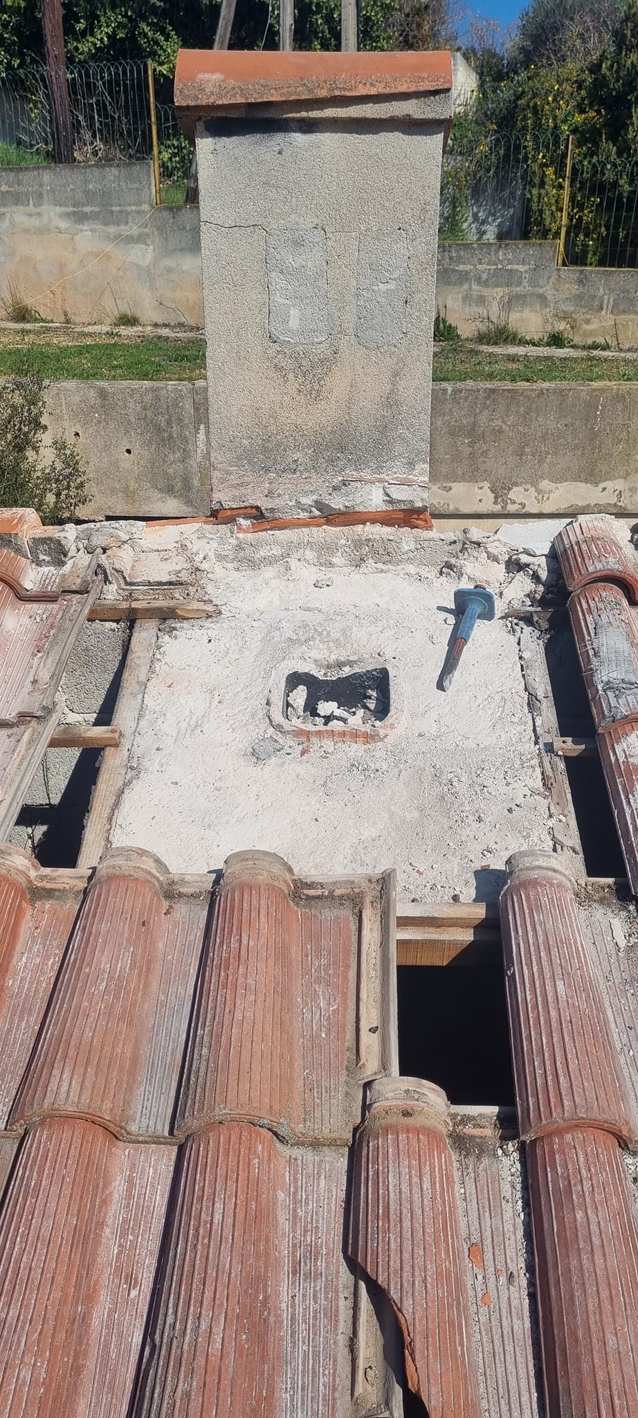 Travaux de toiture autour d’une cheminée par un couvreur à Auriol