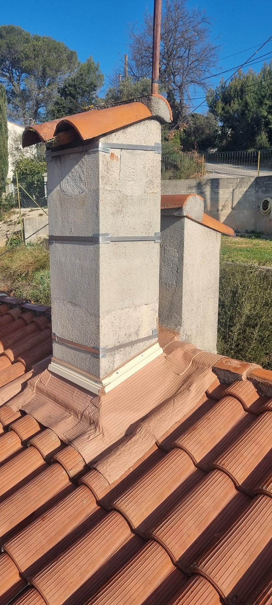 Étanchéité de cheminée sur toiture en tuiles par un couvreur à Auriol