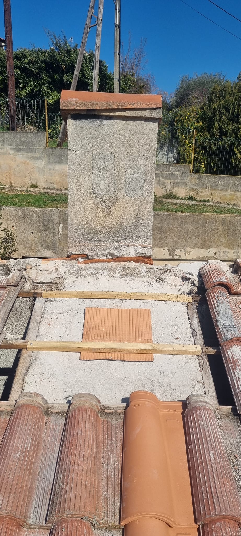 Préparation de l’étanchéité autour d’une cheminée à Auriol