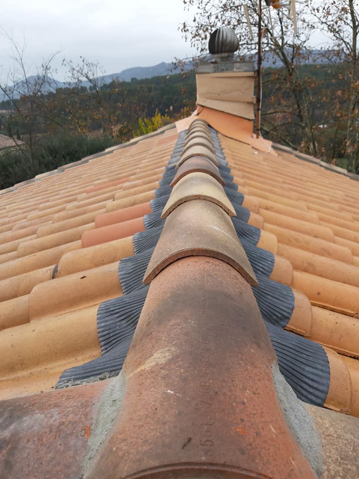 Rénovation de faîtage sur toiture en tuiles par un couvreur à Auriol