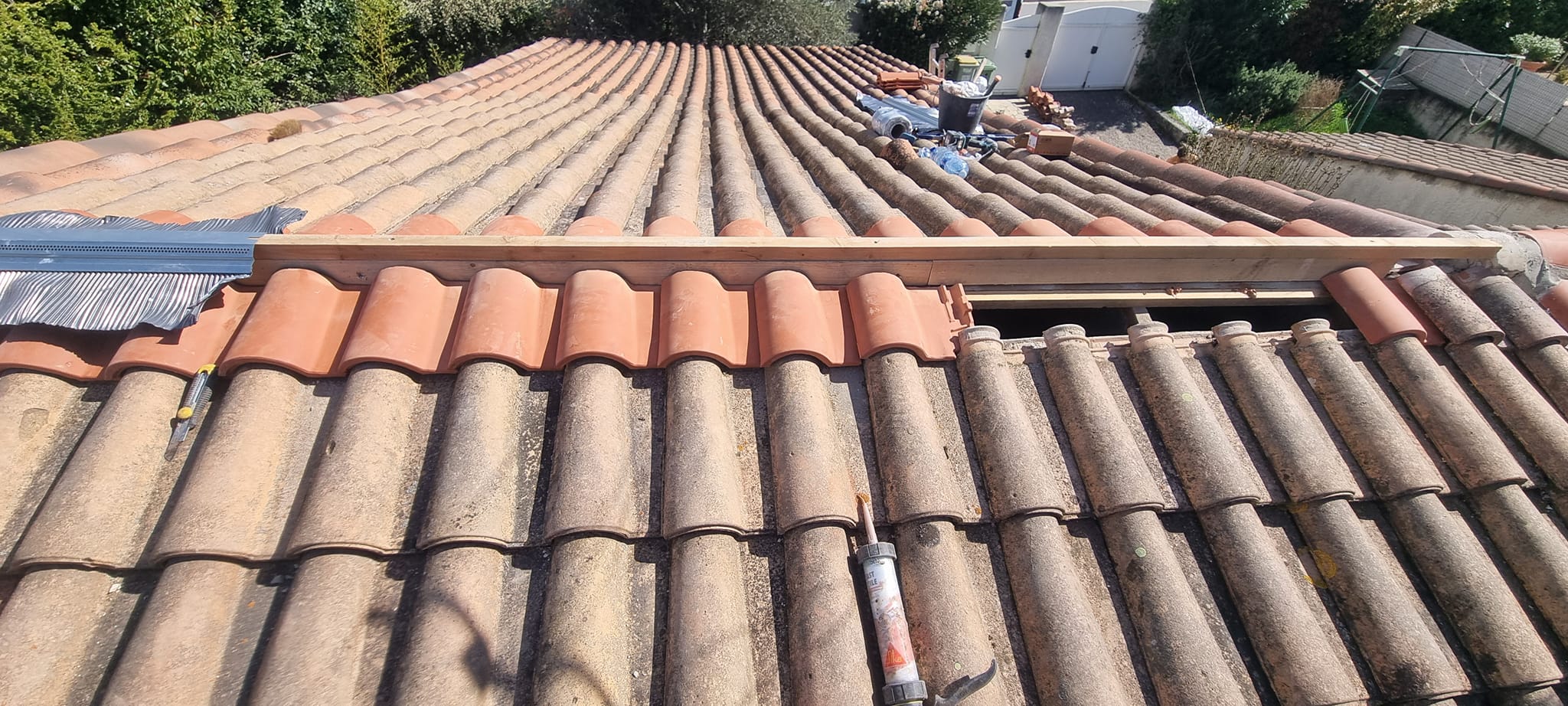 Installation de closoir de toiture par un couvreur à Aubagne