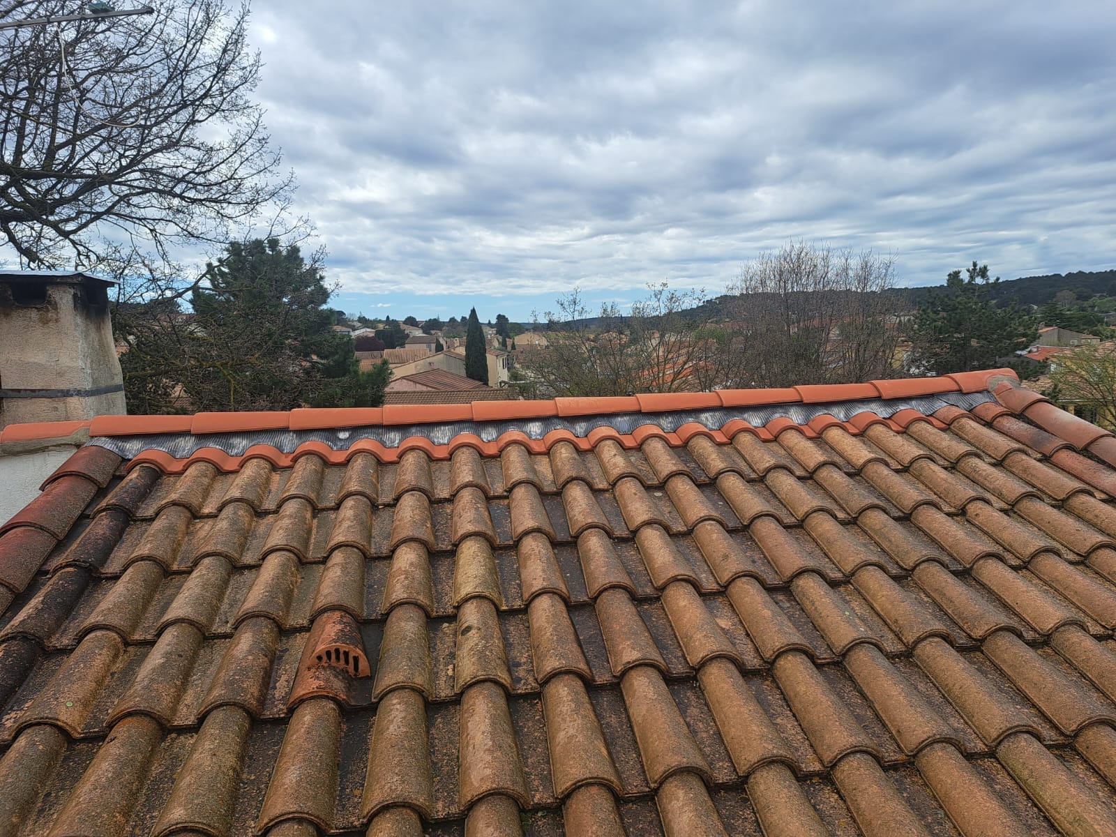 Pose de closoir de faîtage sur toiture en tuiles à Aubagne