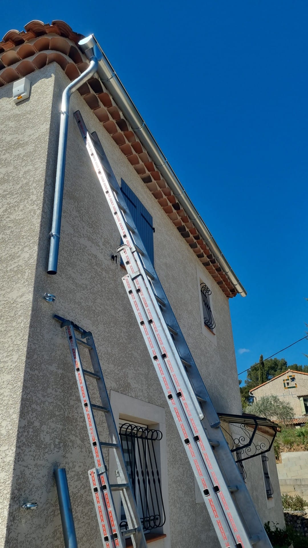 Pose de descente d’eau pluviale par un couvreur à Aubagne