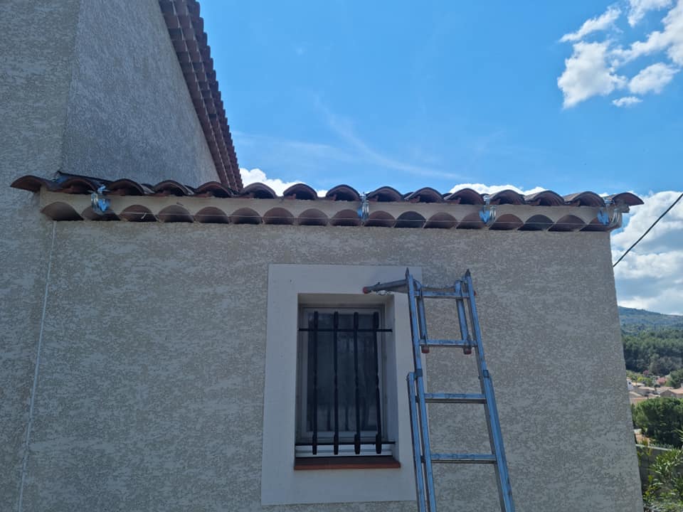 Travaux de finition de toiture et rives par un couvreur à Marseille