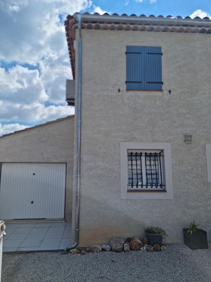Installation de descente d’eau pluviale sur maison à Auriol
