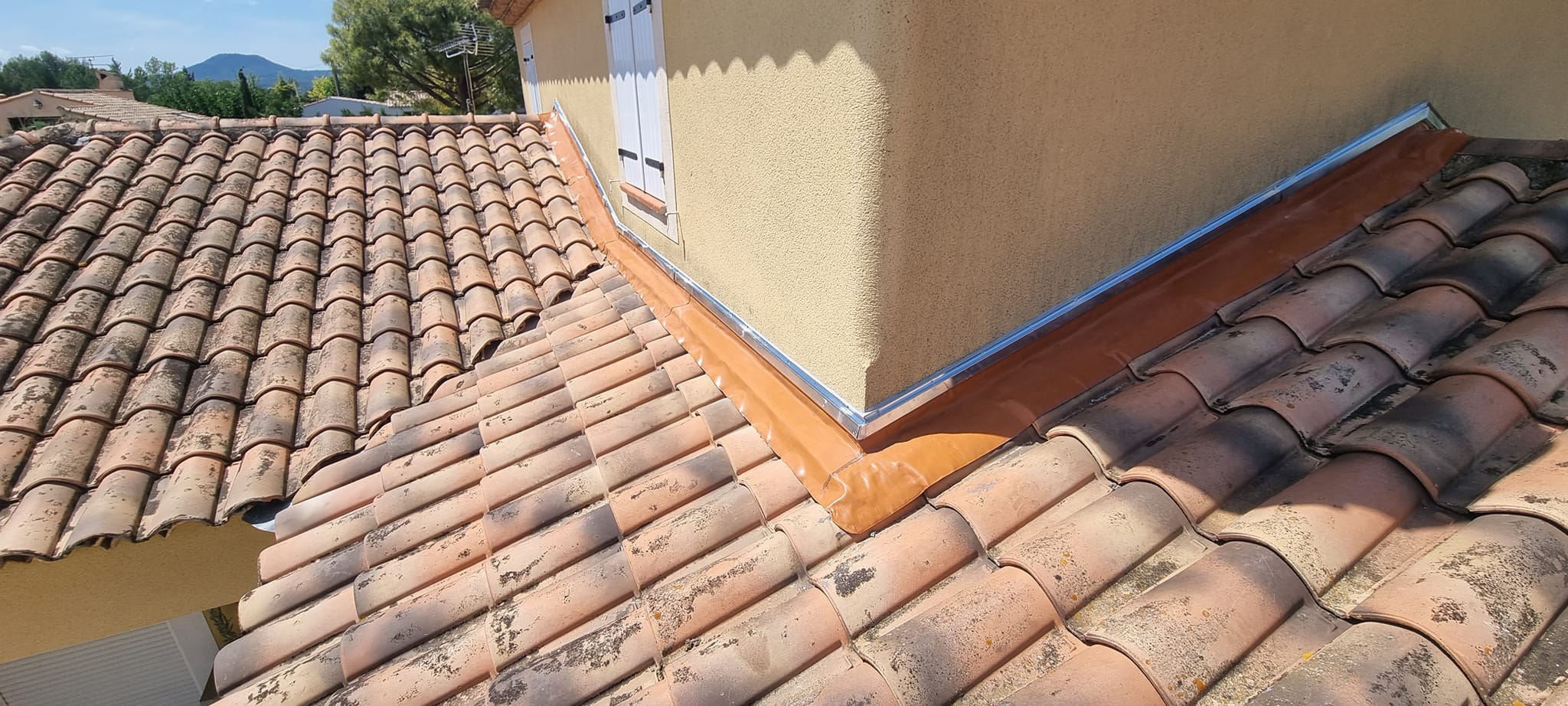 Pose de solin Leadax sur toiture en tuiles par un couvreur à Aubagne