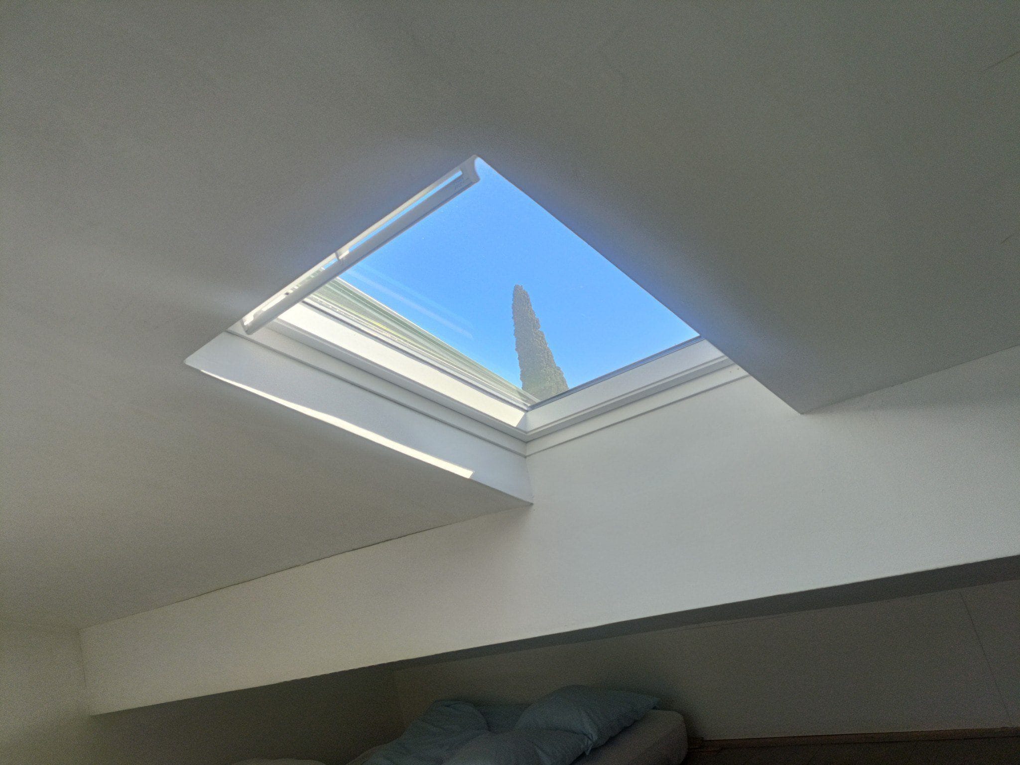 Apport de lumière naturelle grâce à une fenêtre de toit à Aubagne
