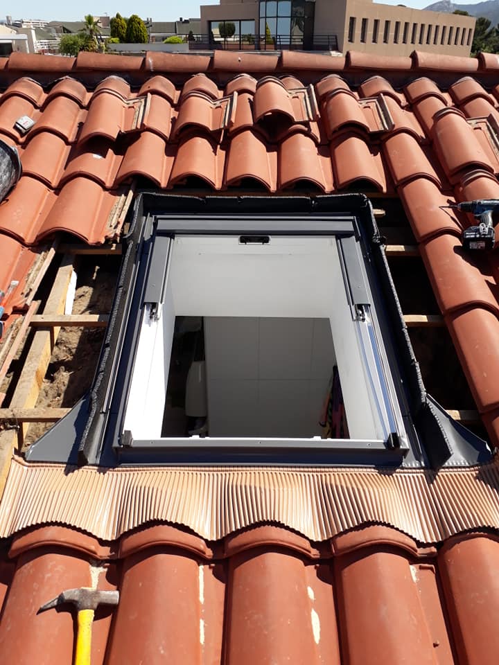 Travaux de toiture à Aubagne avec pose de fenêtre de toit Velux pour améliorer la luminosité