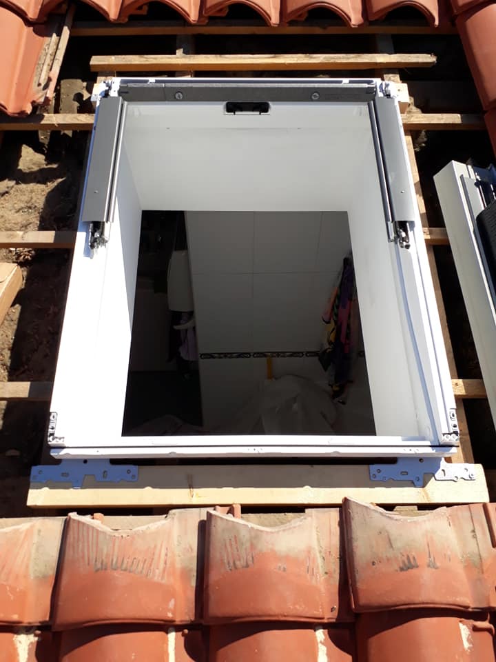 Création d’ouverture pour fenêtre de toit par un couvreur à Auriol