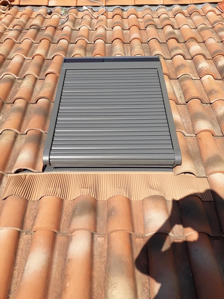 Fenêtre de toit avec volet roulant installée par un couvreur à Aubagne
