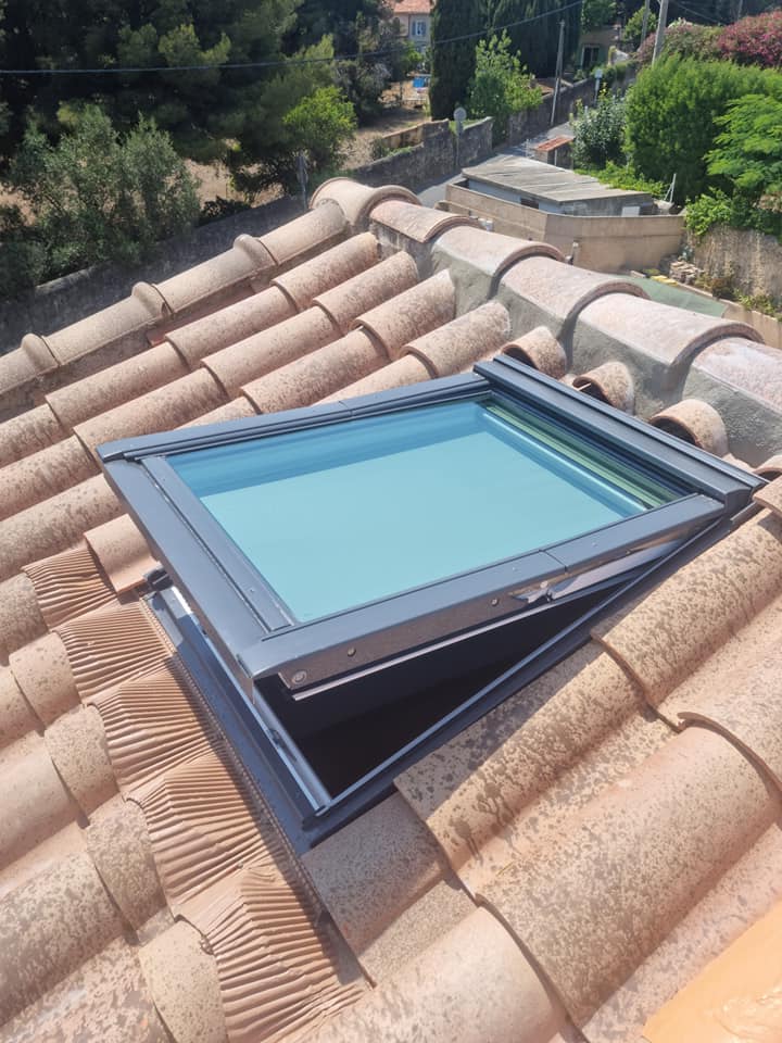 Installation de fenêtre de toit sur toiture en tuiles à La Ciotat