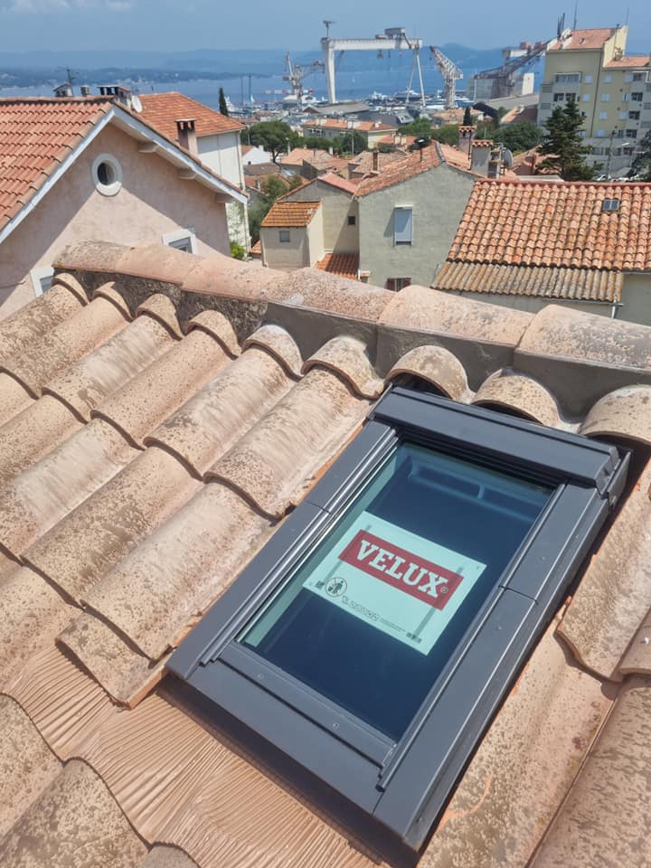 Pose de fenêtre de toit Velux par un couvreur à Aubagne