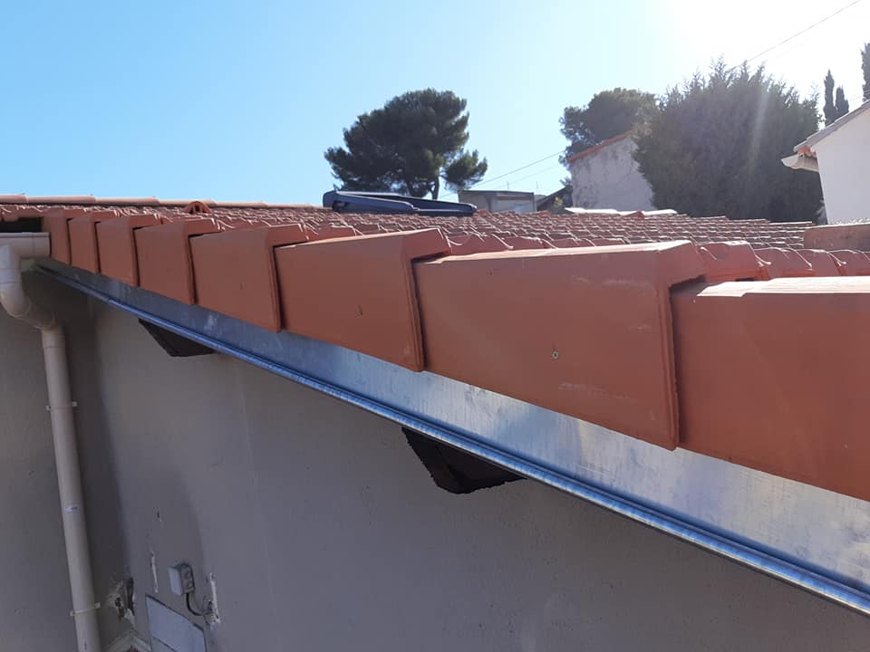 Finition de rive et installation de gouttière par un couvreur à Gémenos