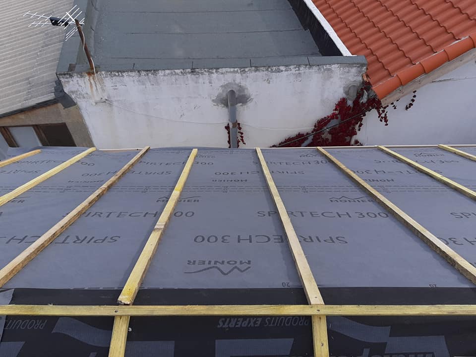 Pose d’écran sous toiture pour étanchéité par un couvreur à Marseille