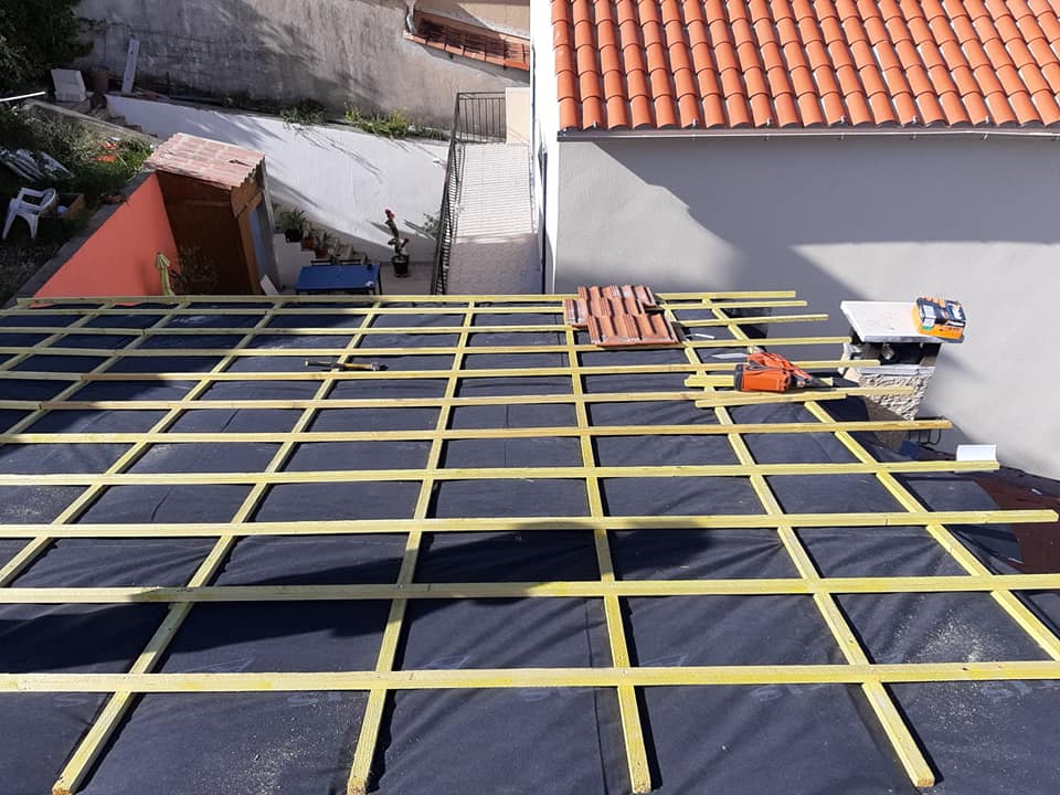 Préparation de toiture avec liteaux et écran sous toiture à Aubagne