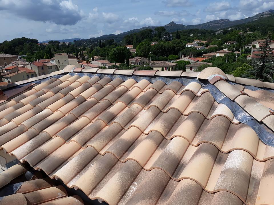 Rénovation de toiture en tuiles avec faîtage par un couvreur à Auriol