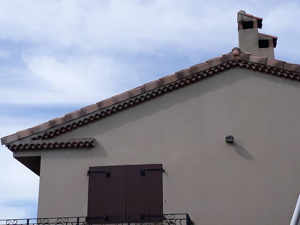 Maison avec toiture en tuiles et cheminée rénovées par un couvreur à Gémenos