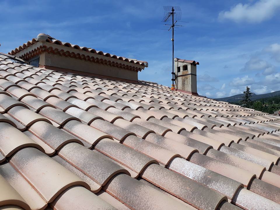 Toiture en tuiles rénovée par un artisan couvreur à La Ciotat
