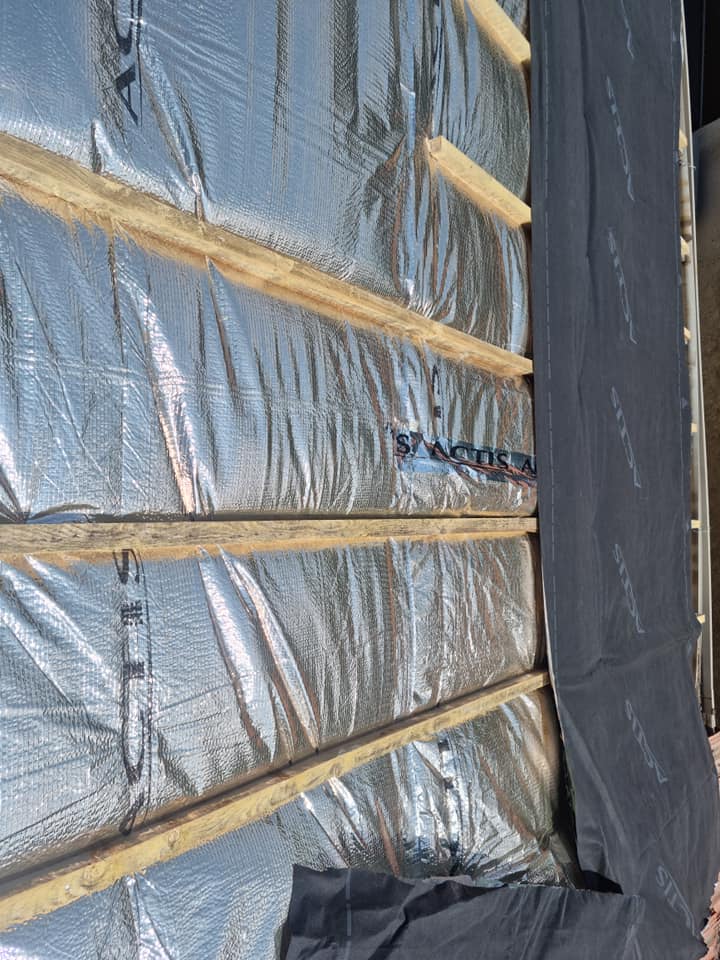 Travaux de toiture à Aubagne avec isolation thermique sous toiture pour améliorer la performance énergétique