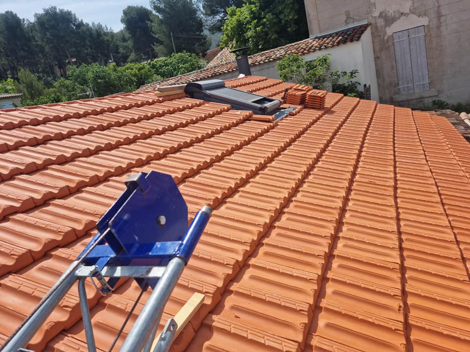 Pose de toiture en tuiles mécaniques par un couvreur à Marseille