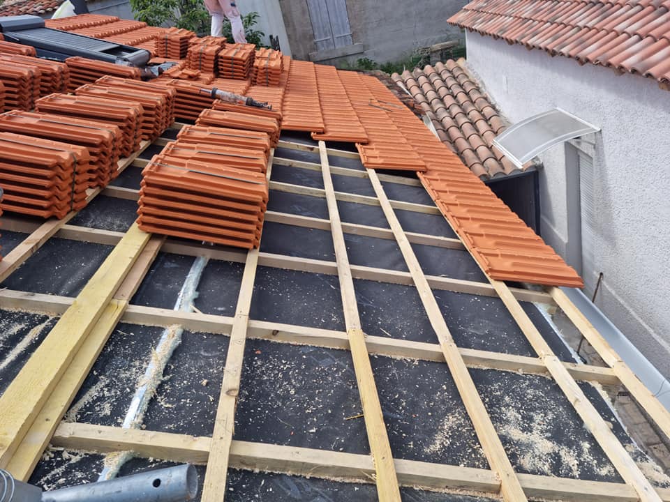 Travaux de toiture à Aubagne : rénovation de toiture avec pose de liteaux et tuiles par un couvreur professionnel